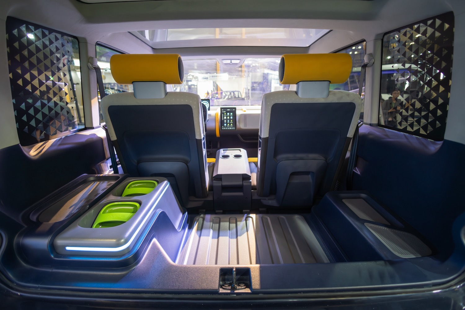 Project X三人座概念車，採用特殊的2+1座位設計，可靈活調整車內座位數量，緊湊車身也更適合市區使用